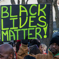 A sign that says Black Lives Matter!