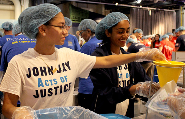 Students Eliza Amador ’23 and Nikhar Rathi ’23 at the Pack-a-Thon