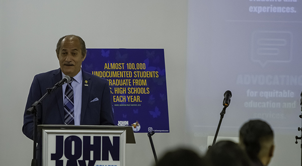 Guillermo Linares telling the audience about his journey 